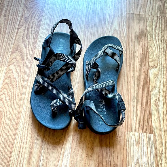 Mad Love Shoes - Sandals 🩴🩴 tan and black